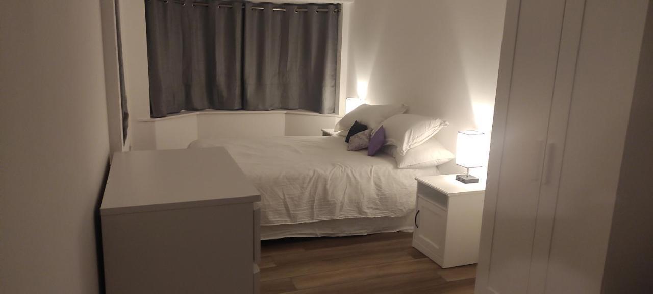 Adorable One-Bedroom Flat With Patio Garden. Southwick  Zewnętrze zdjęcie