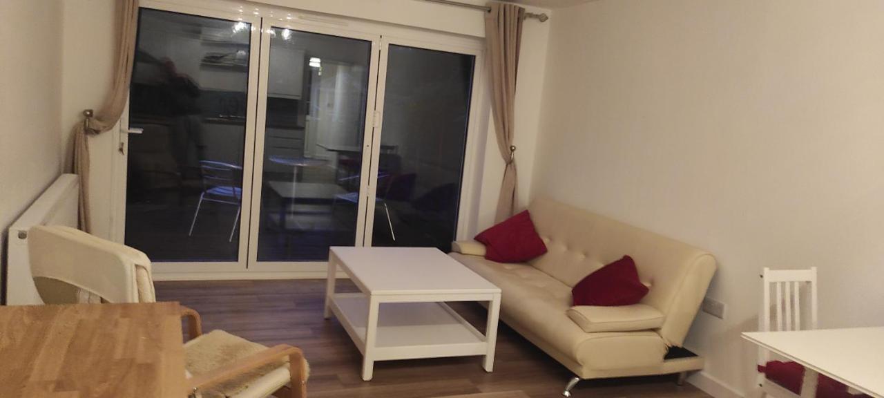 Adorable One-Bedroom Flat With Patio Garden. Southwick  Zewnętrze zdjęcie