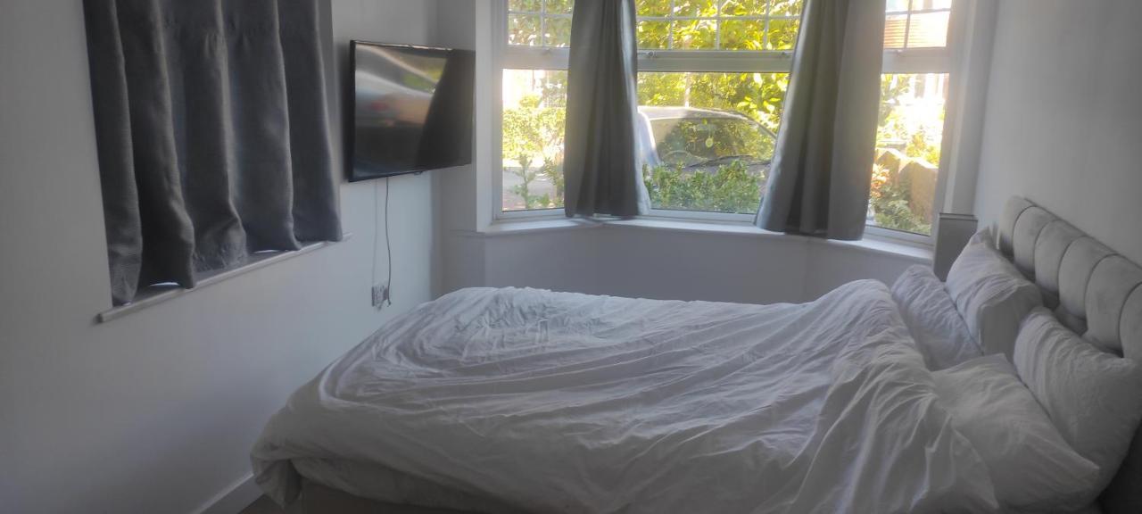 Adorable One-Bedroom Flat With Patio Garden. Southwick  Zewnętrze zdjęcie